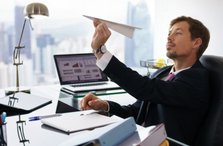 Breaking Bad Workplace Habits In 2023: 3 Changes To Make